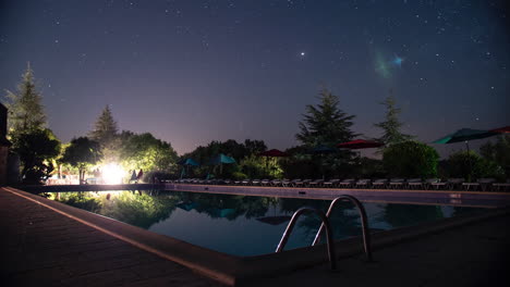 Nachtraffer-Der-Milchstraße-über-Einem-Schwimmbad,-Spiegelung-Der-Sterne,-Frankreich
